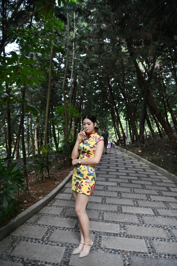 [魔镜街拍] 063 星感包臀肉丝旗袍小一姐姐在凉亭乘凉16657