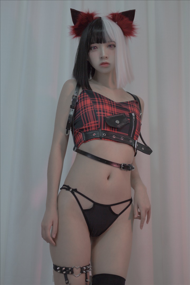 东北妹纸少女coser 疯猫Ss疯了个猫 VOL.138 黑白魔女库伊拉11702